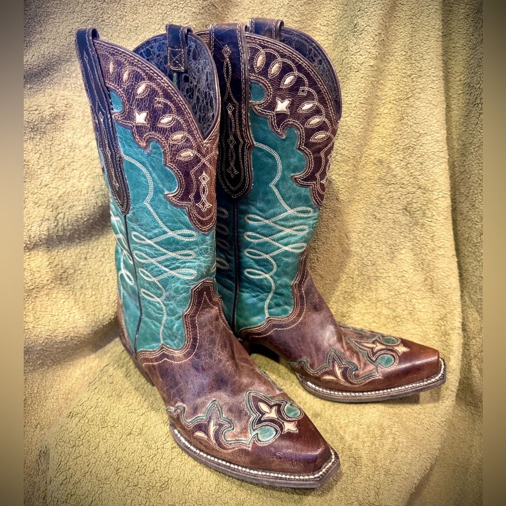💙NEW! Ariat western leather boots